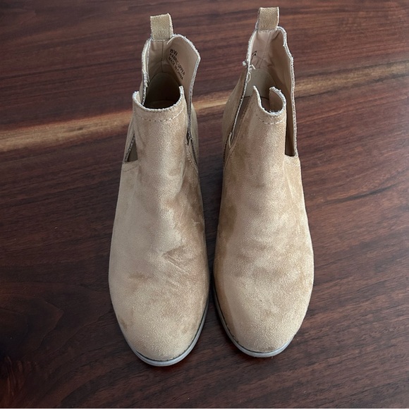 Torrid Tan Faux Leather V-Cut Booties Size 8 - Picture 2 of 9